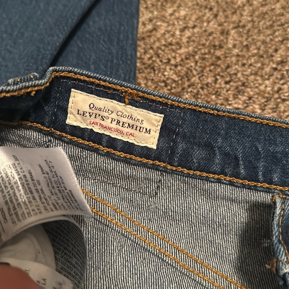 Levis - Picture 4 of 8